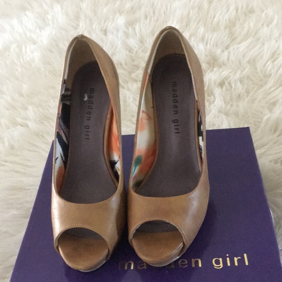 Madden Girl size 6 Tan Pumps Used - Picture 2 of 3
